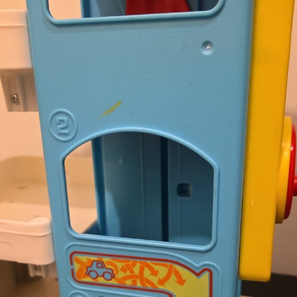 Little People Helpful Neighbors Car Garage Ramp with 7 Wheelie Cars - Picture 7 of 9